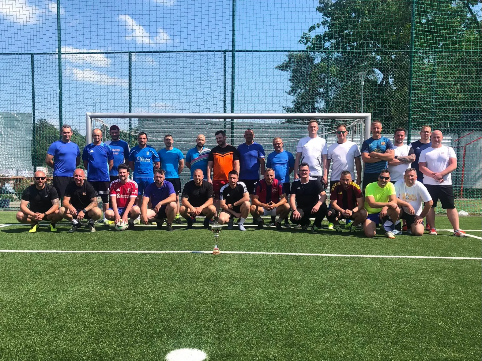 Tatusiowie z rocznika 2015 najlepsi w Tata/Mama Cup podczas Capchem Cup 2026 Podczas Capchem Cup 2026 rozegrano dodatkowy turniej dla rodziców – Tata/Mama Cup. Choć pierwotnie planowano również rywalizację mam, przy odpowiedniej liczbie chętnych w formie turnieju siatkówki, tym razem panie nie zgłosiły swoich drużyn. Do gry przystąpili natomiast ojcowie dzieci z roczników 2015, 2017 i 2018. Najlepiej zaprezentowali się tatusiowie rocznika 2015, którzy wygrali oba swoje mecze i zakończyli turniej na pierwszym miejscu. Wyniki spotkań: 2015 – 2017: 5:3 2017 – 2018: 4:2 2015 – 2018: 4:2 Klasyfikacja końcowa Tata/Mama Cup: Rocznik 2015 – 6 pkt, bramki 9:5 Rocznik 2017 – 3 pkt, bramki 7:7 Rocznik 2018 – 0 pkt, bramki 4:8 Turniej był ciekawym dodatkiem do dziecięcych rozgrywek i pokazał, że podczas Capchem Cup sportowe emocje udzielają się nie tylko najmłodszym zawodnikom, ale także ich rodzicom.